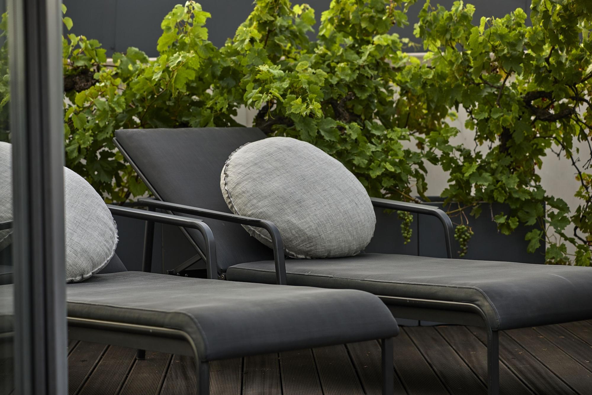 H15 Boutique Hotel, Warsaw, A Member Of Design Hotels Exterior photo Vines on a balcony