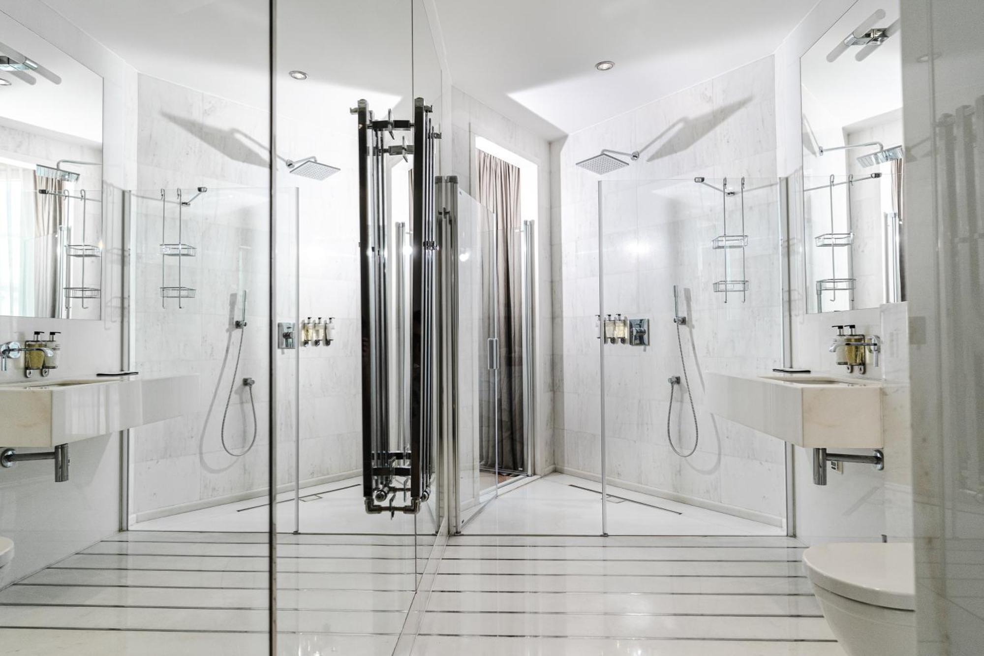 H15 Boutique Hotel, Warsaw, A Member Of Design Hotels Exterior photo A shower enclosure